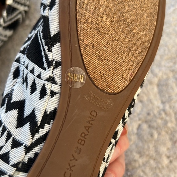 Lucky Brand 'Echo2' Canvas Geometric Design Black White Slip On Ballet Flats - Picture 8 of 9